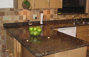 đá granite baltic brown ốp bàn bếp