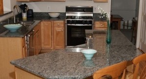 đá granite tím hoa cà bàn bếp