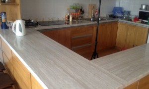 đá marble vân gỗ ý bàn bếp