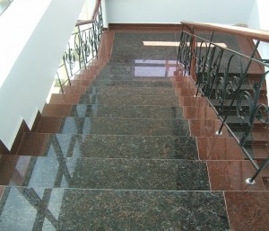 granite nâu anh quốc làm cầu thang